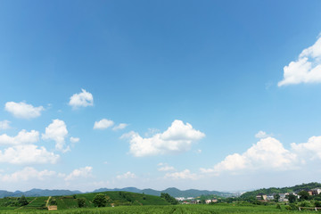 Obraz premium village under clear, blue sky and white clouds