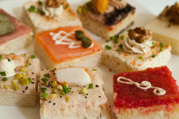 mini toasts au saumon et oeufs de lympe