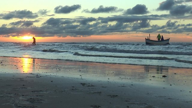 barque de p&ecirc;cheur artisan au coucher du soleil