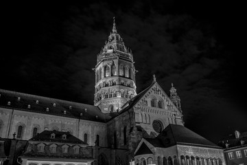 Dom zu Mainz bei Nacht (schwarzweiß)