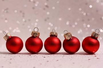 Fotobehang Vijf rode kerstballen met glitters op de achtergrond   © Hennie36