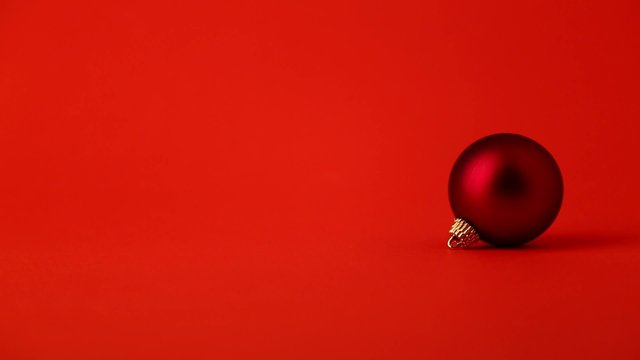 Palline di Natale colorate che rotolano e rimbalzano