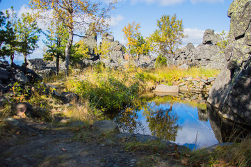 Пейзаж созером рядом со скалой на Урале