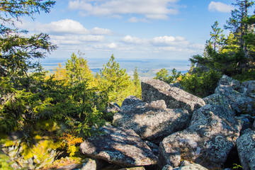 Пейзаж с горами и тайгой на Урале
