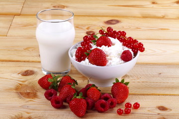 Panna , latte e frutti rossi