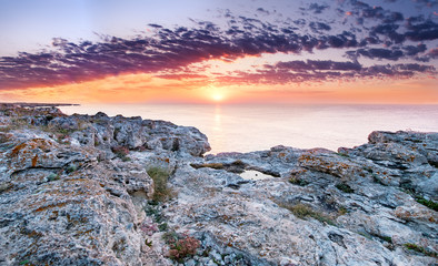 Fototapeta na wymiar Colorful sunrise on the rocky coast.
