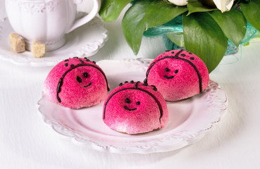 cakes in the form of a ladybug