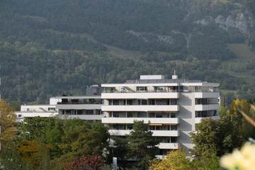 Hochhaus mit B&auml;ume im Herbst