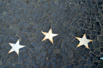 Dunkles Kopfsteinpflaster mit weißen Sternen