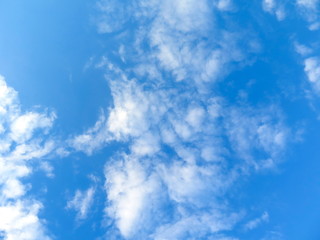 Weiße Wolken am Himmel