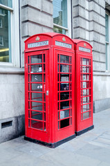 Fototapeta premium Classic British red phone booth in London