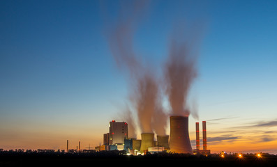 Obraz premium Kraftwerk Oberaussem bei Dämmerung