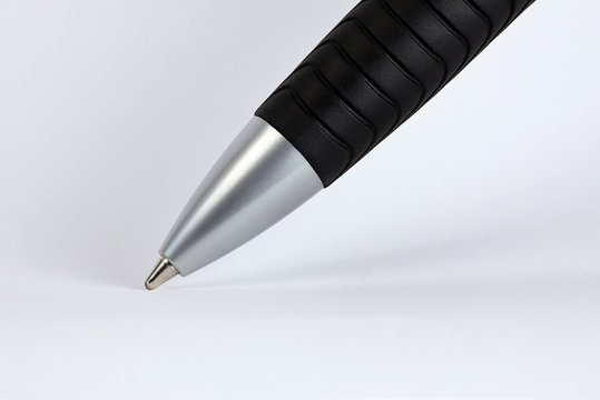 Een detail van een zwarte balpen
