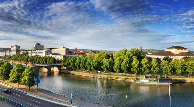 Saarbrücken –  Panoramablick auf Stadtzentrum mit Alte Brücke, Staatstheater und Saar im Sommer