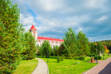 Аллея в парке рядом с красивым домом © plaksik13