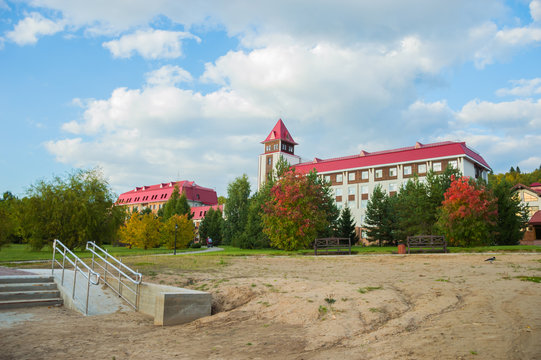 Аллея в парке рядом с красивым домом