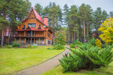 Naklejka premium Аллея в парке рядом с красивым домом