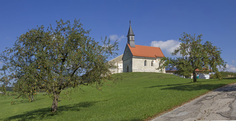 kleine Kapelle im Obstgarten