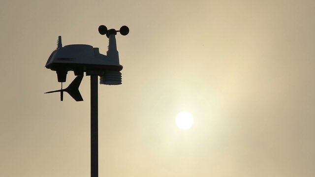 The anemometer in the sun's rays measures the wind speed.