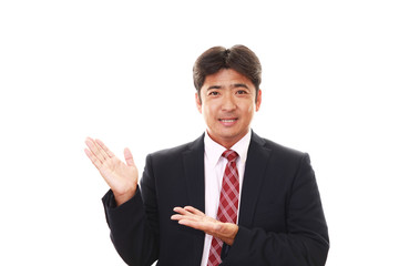 案内するビジネスマン