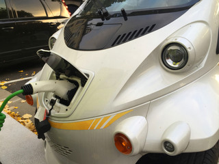 Voiture &eacute;lectrique en charge