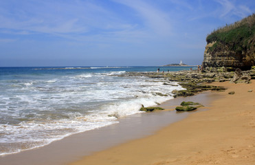  Trafalgar, Barabate, Caños de Meca. Rocas en el mar, Cádiz,	Vista de playa con mar azul intenso,...
