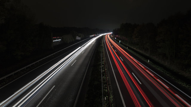 Verkehr/ Autobahn/ Schnellstra&szlig;e bei Nacht