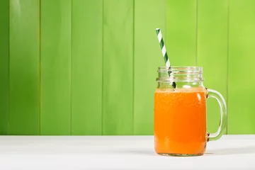 Foto auf Acrylglas Saft Carrot juice in masons jar