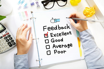 Obraz premium Person drawing Feedback concept on white paper