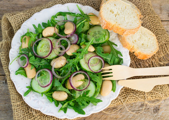 salad of white beans and arugula