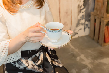 コーヒーを飲む女性
