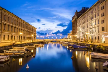 Papier peint photo autocollant rond Ville sur leau Grand Canal dans le centre-ville de Trieste, Italie