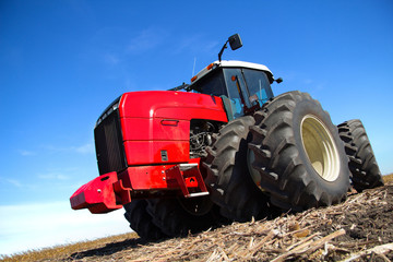 Obraz premium Red tractor working in the field