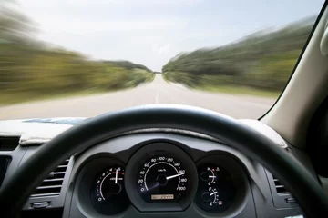 Crédence de cuisine en verre imprimé Voitures rapides Car dashboard speeds while on the road. car driving fast .