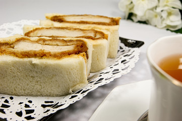 ロースカツサンドとダージリン紅茶