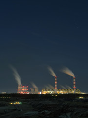 elektrownia nocą