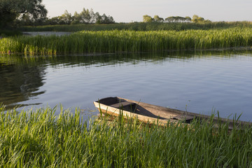 Łódka na brzegu © anabel78