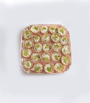 aperitivo con pasticcini salati formaggio e uva