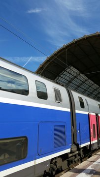Train Rapide en Gare