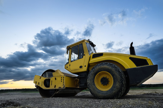 Radwalze auf Baustelle mit Abendhimmel