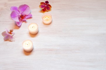 Hintergrund mit Kerzen und Orchideen hell