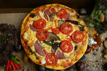 пицца с ветчиной, помидором, баклажаном, чесноком, сыром и специями. 