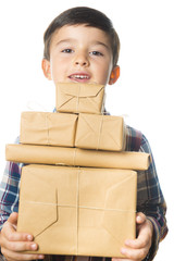 Niño con un montón de regalos para la celebración de la Navidad u otras fiestas aislado sobre un...