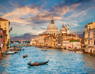 Fototapeta premium Canal Grande z Santa Maria Della Salute o zachodzie słońca, Wenecja, Włochy