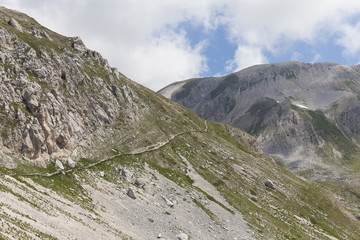 Sentieri sulle cime degli Appennini. Nuvole e cielo blu sullo sfondo