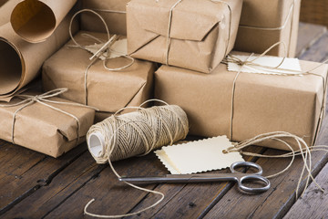 Regalos con adornos para la celebración de Navidad y tarjetas en blanco para texto publicitario