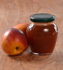 Envase de mermelada de albaricoque.