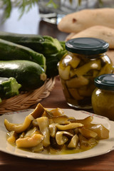 Plato de calabacines avinagrado y crema de calabacin.