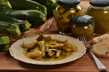 Plato de calabacines avinagrado y crema de calabacin.