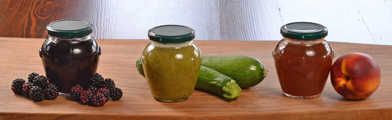 Envases de mermeladas de frutas y vegetales e ingredientes.